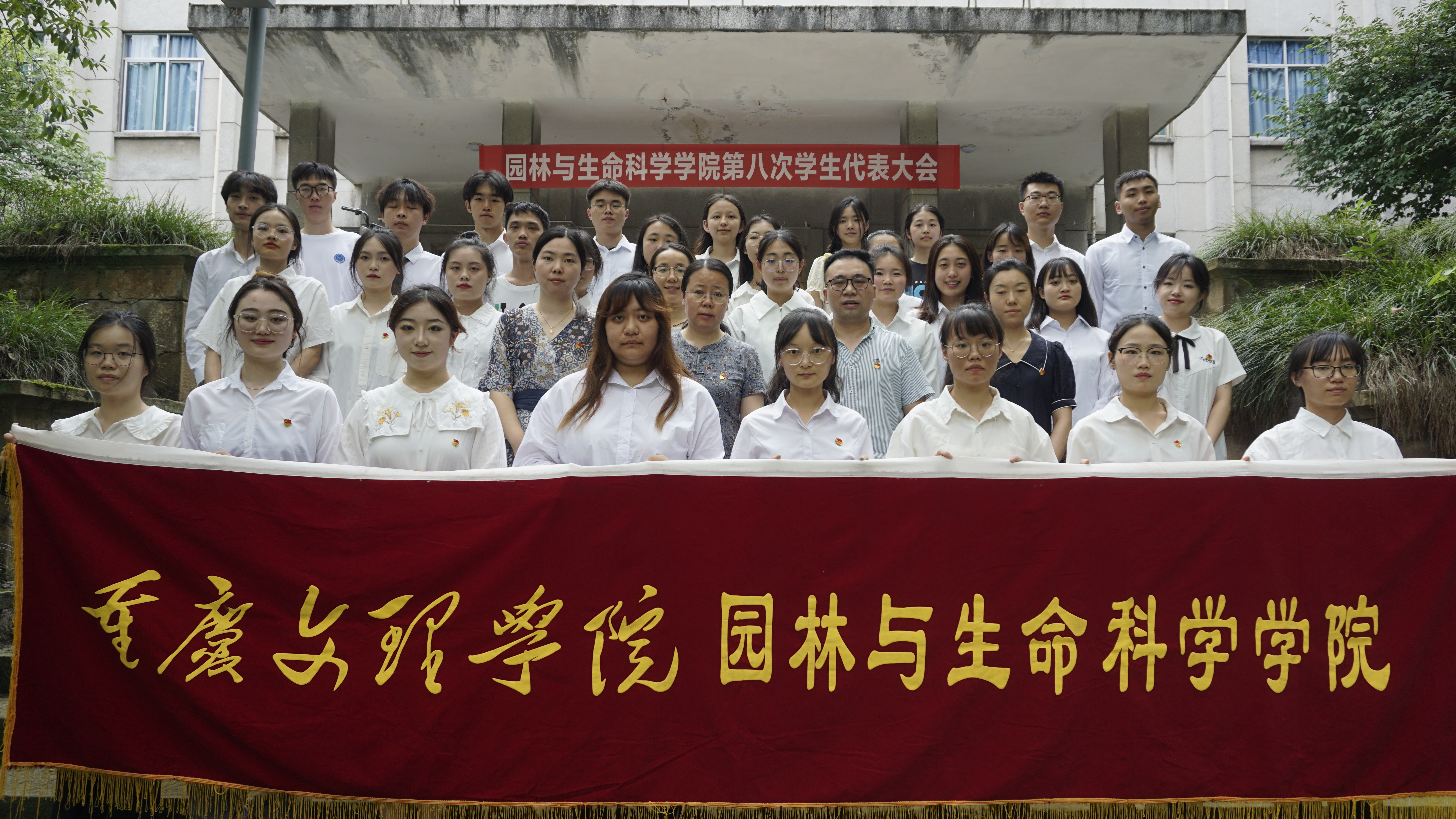 qBAW_1688205010413021190.jpg 4锦旗集体合照.jpg